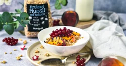 Hrustljavi muesli z grilanimi breskvami za najbolj sočna jutra