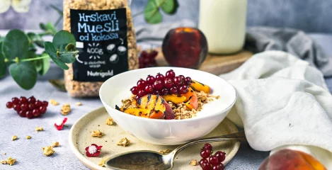 Hrustljavi muesli z grilanimi breskvami za najbolj sočna jutra