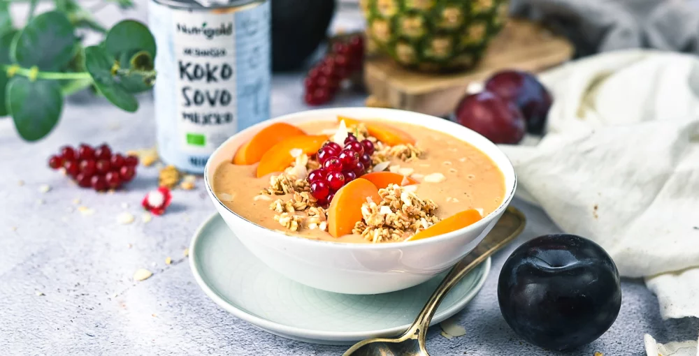 Poletna smoothie skleda, barvita in zdrava