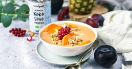 Tropska smoothie skleda, barvita in zdrava