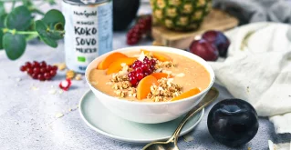 Tropska smoothie skleda, barvita in zdrava