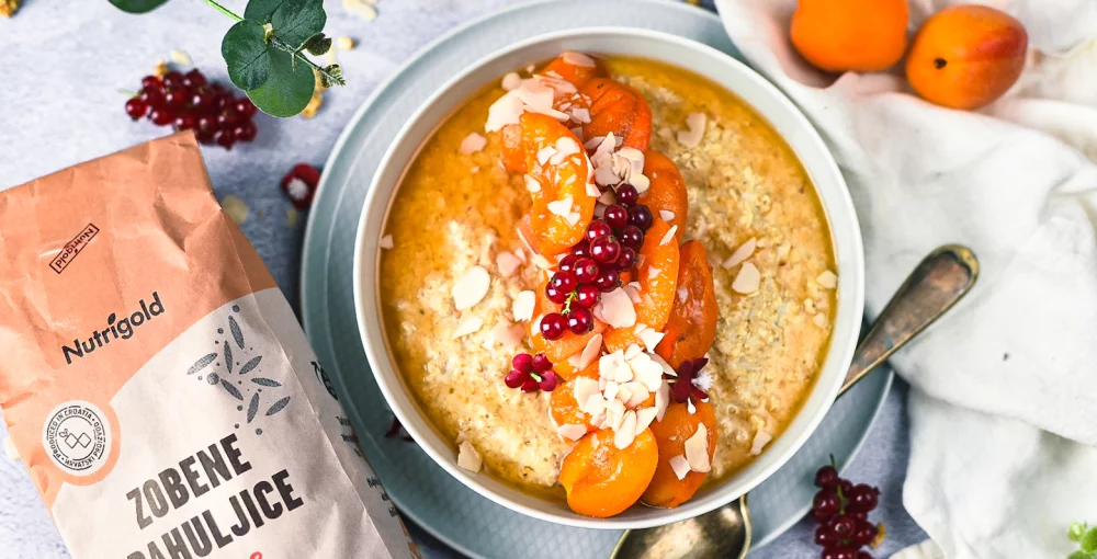 Dobro jutro, postrežena je poletna ovsena kaša z marelicami