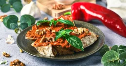 Zaljubljeni smo v pesto iz pečenih paprik