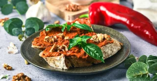 Zaljubljeni smo v pesto iz pečenih paprik