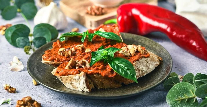 Zaljubljeni smo v pesto iz pečenih paprik