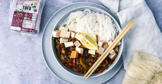 Riževi rezanci s tofujem in z zelenjavo - najbolj zdravi comfort food