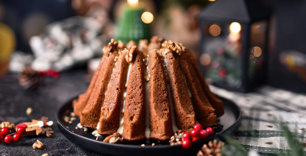 Veganski kuglof z jabolki in cimetom: Priljubljeni praznični recept