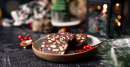 Čokoladna salama s piškoti: Preprost recept ki ga otroci obožujejo!