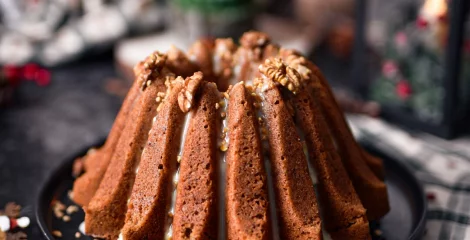 Veganski kuglof z jabolkami in cimetom