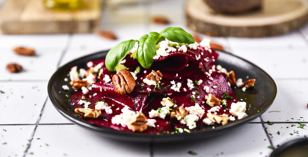 Vegetarijanski carpaccio iz rdeče pese bo vas navdušil že ob prvem grižljaju!