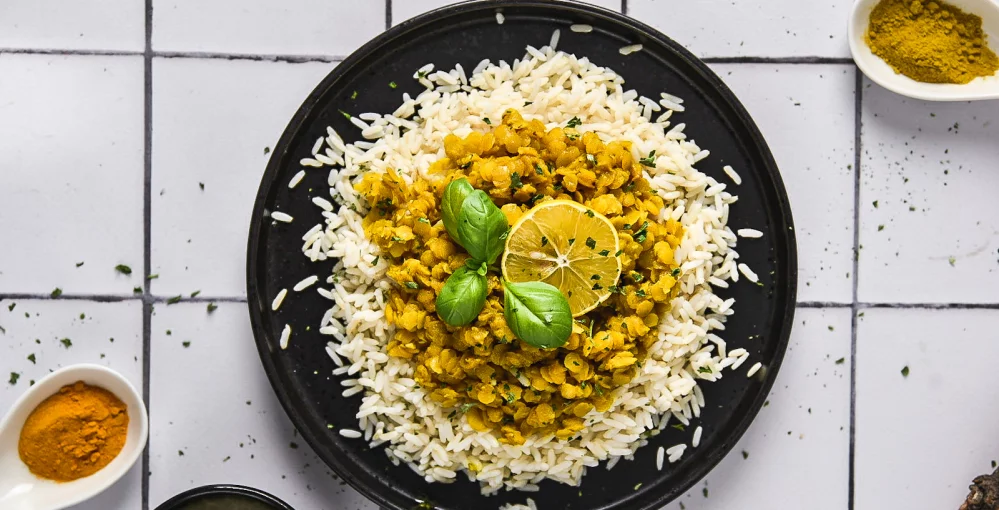 Curry iz rumene leče - za kosilo polno okusov, barv in sreče!