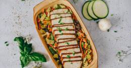 Glaziran tofu z zelenjavo - barvito vegansko kosilo