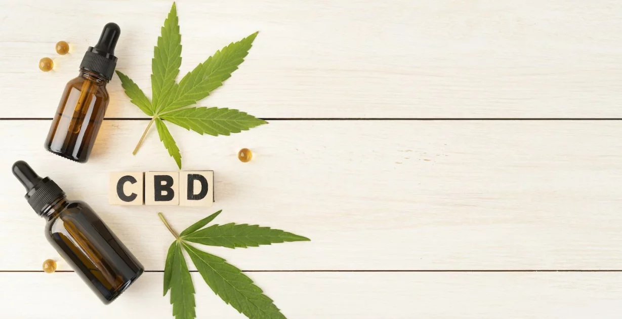 Kaj je CBD (kanabidiol) in kakšne so njegove prednosti ter slabosti uživanja?