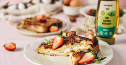 Francoski toast z jagodami je popoln zajtrk (ali pa sladica)!