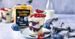 Prosen puding s kokosom in slivami - zajtrk in sladica obenem!