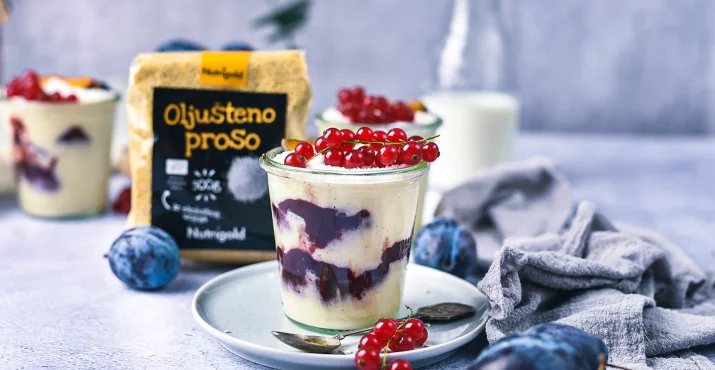 Prosen puding s kokosom in slivami - zajtrk in sladica obenem!