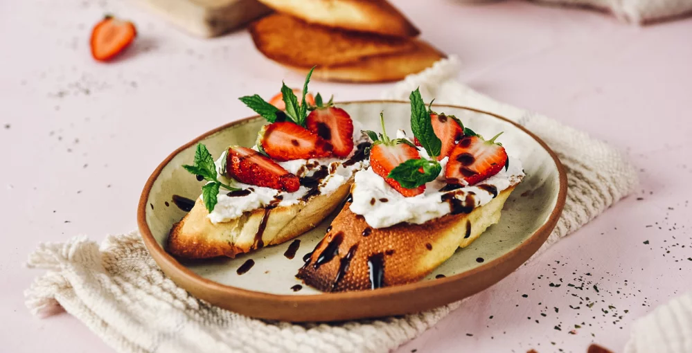 Aromatične bruschette z ricotto in jagodami dišijo po poletju!