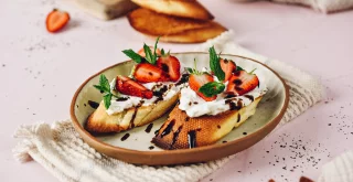 Aromatične bruschette z ricotto in jagodami dišijo po poletju!