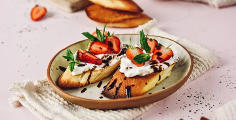 Aromatične bruschette z ricotto in jagodami dišijo po poletju!