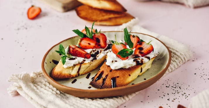Aromatične bruschette z ricotto in jagodami dišijo po poletju!