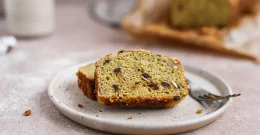 Rezina bananinega kruga brez glutena na krožniku