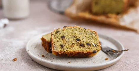 Rezina bananinega kruga brez glutena na krožniku