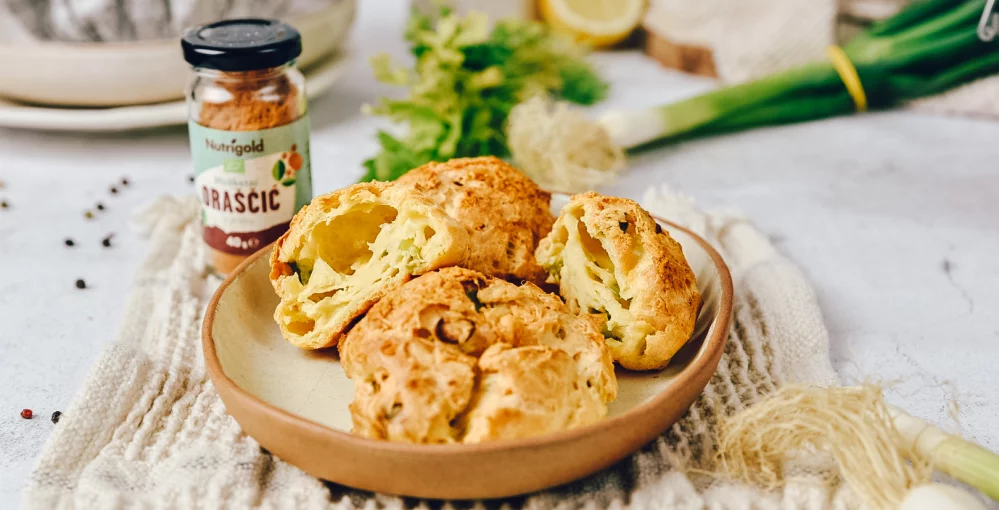 Hitri recept za kruhke s sirom in s spomladansko čebulo