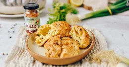 Hitri recept za kruhke s sirom in s spomladansko čebulo