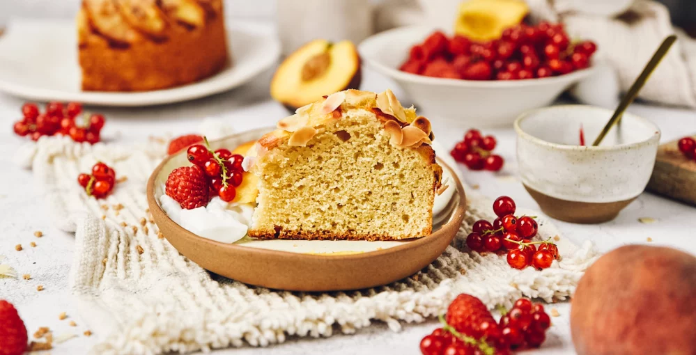 Jogurt torta z breskvami je sladica za prav vsak dan!