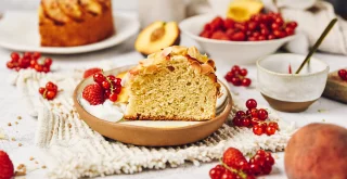 Jogurt torta z breskvami je sladica za prav vsak dan!