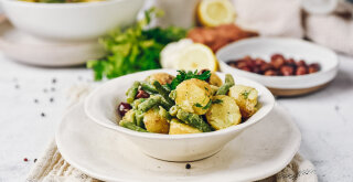 Sredozemska krompirjeva solata s stročjim fižolom za lahki poletni obrok