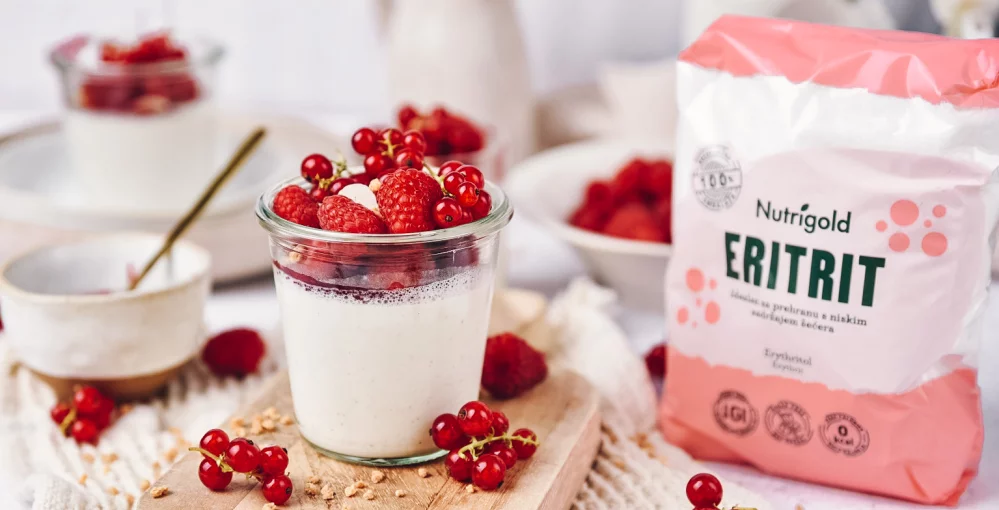 Veganska panna cotta z malinami je popolna sladica za vroče, polete dneve
