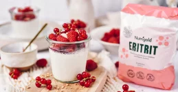 Veganska panna cotta z malinami je popolna sladica za vroče, polete dneve