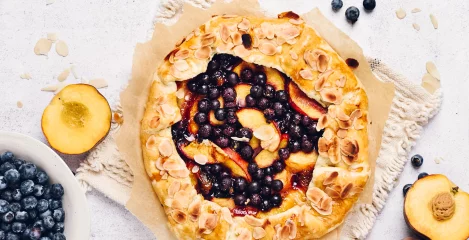 Galette z breskvami in borovnicami