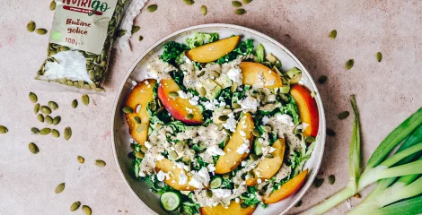 Sveža solata iz ohrovta z breskvami in avokadom - recept za energijski boost