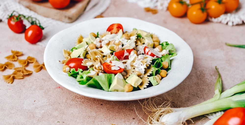 Veganska cezarjeva solata s čičeriko in kremasto tahini omako!