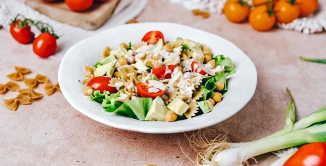 Veganska cezarjeva solata s čičeriko in kremasto tahini omako!