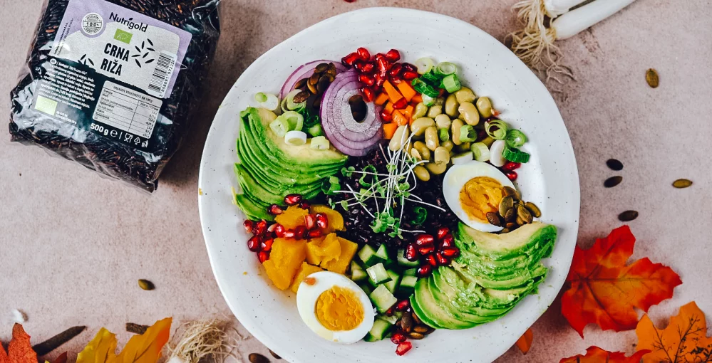 Buddha bowl s črnim rižem - hranilna sinegrja v skledi