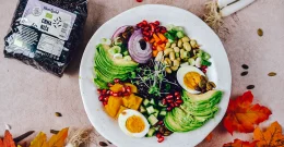 Buddha bowl s črnim rižem - hranilna sinegrja v skledi