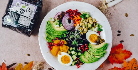 Buddha bowl s črnim rižem - hranilna sinegrja v skledi