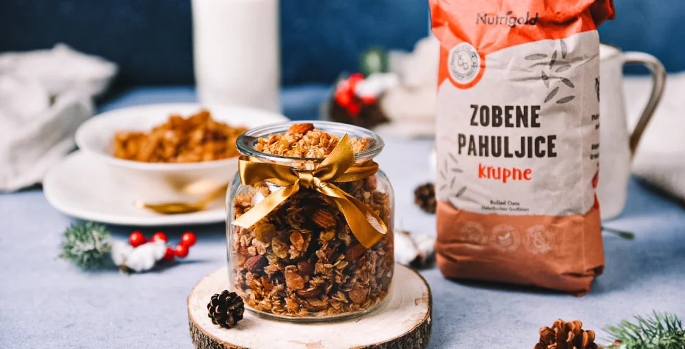 Granola z mandlji in pomarančo je idealna osvežitev za kadar koli v dnevu