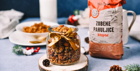 Granola z mandlji in pomarančo je idealna osvežitev za kadar koli v dnevu