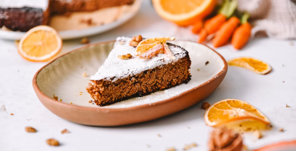 Orehova torta s pomarančo je harmonija svežine in hrustljavosti