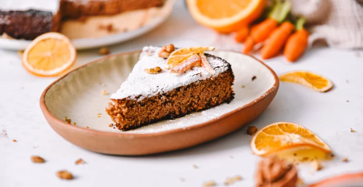 Orehova torta s pomarančo je harmonija svežine in hrustljavosti