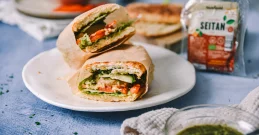Caprese sendvič s seitanom je odličen za vsak trenutek dneva!