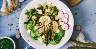 Edamame in solata, vsem nasmeh na obraz narišeta!