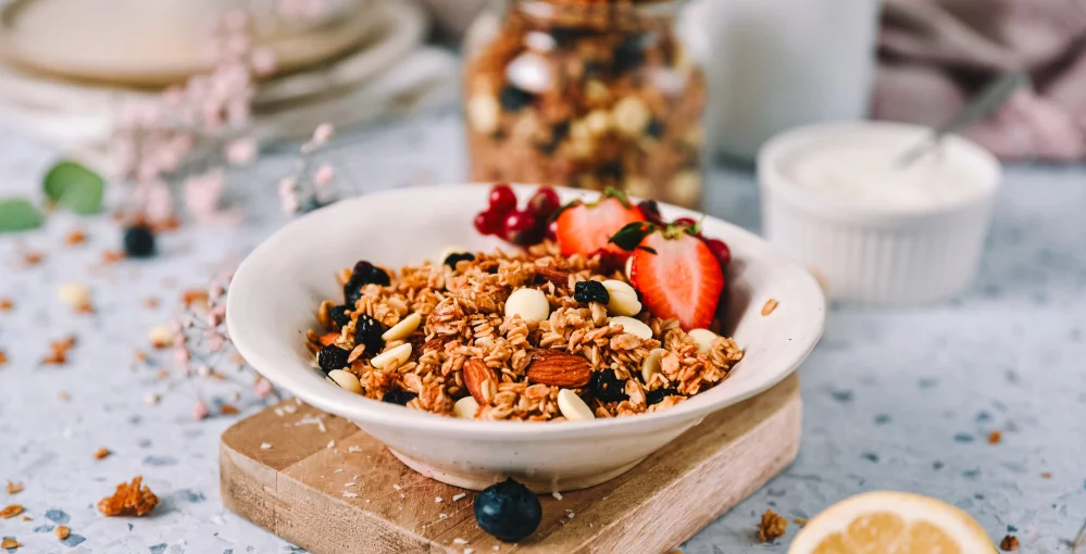 Bela čokolada, borovnica in granola - kombinacija za zajtrk iz sanj!