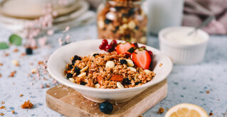 Bela čokolada, borovnica in granola - kombinacija za zajtrk iz sanj!