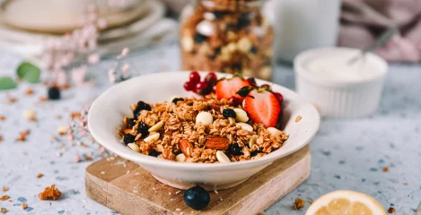 Bela čokolada, borovnica in granola - kombinacija za zajtrk iz sanj!