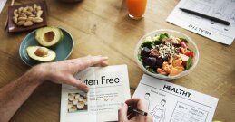Slika sklede solate, avokada, napis gluten free, zdravje, brez glutena